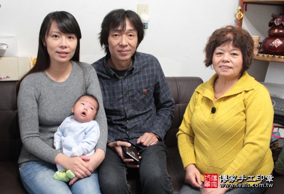 剃胎毛、滿月剃頭、嬰兒剃頭、嬰兒理髮、嬰兒剃髮、嬰兒剃胎毛、嬰兒滿月剃頭、寶寶剃頭、剃胎毛儀式、剃胎毛吉祥話、滿月剃頭儀式、滿月剃頭吉祥話、寶寶剃胎毛、寶寶滿月剃頭理髮、 新北泰山區剃胎毛、新北泰山區滿月剃頭、 新北泰山區嬰兒剃頭剃胎毛、新北泰山區嬰兒理髮、新北泰山區嬰兒剃髮、劉寶寶(新北泰山區到府嬰兒寶寶滿月剃頭理髮、免費到府嬰兒剃胎毛儀式吉祥話)。到府剃頭剃胎毛主持、專業拍照、DVD光碟、證書。★購買「臍帶章、肚臍章、胎毛筆刷印章」贈送：剃頭、收涎、抓周，三選一。2016.01.13 照片2